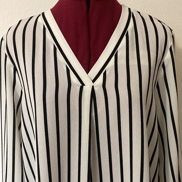 ADRIANNA PAPELL tunic size large, black & white stripes, V neck. Great condition - Picture 3 of 9